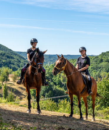 dos chicas a caballo haciendo una ruta