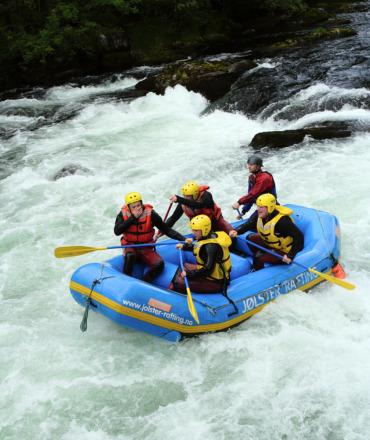 grupo de jovenes haciendo rafting