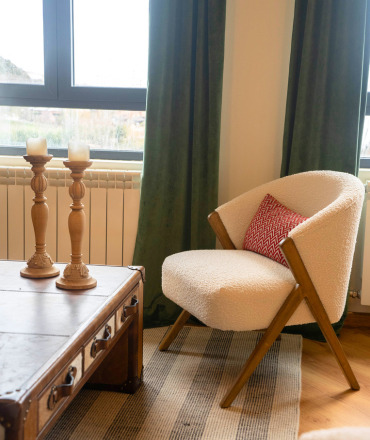 plano de los muebles del salon de un apartamento con vistas a la montana