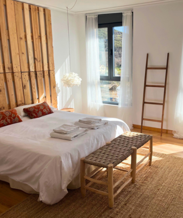 foto de la habitacion de un apartamento con decoracion rustica y vistas panoramicas a la montana